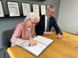 Gabriele Wolter, Geschäftsführerin des Universitätsklinikum Brandenburg a.d. Havel, und Georg Abel, einer der Geschäftsführer der Kliniken Beelitz und Co-CEO der Recura Kliniken SE, bei der Vertragsunterzeichnung  | © Kliniken Beelitz