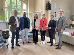 Rundgang durch die neue Pflegeschule (v.l. Dr. Matthias H. Lakotta, Denny Köppen (Schulleitung), Melanie Balzer, Sonja Eichwede, Enrico Ukrow, Georg Abel) | © Kliniken Beelitz