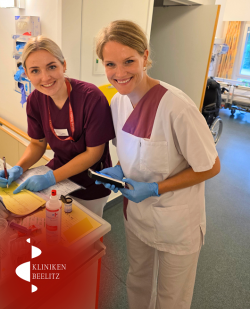 Erklärung der Blutzuckermessung durch eine Pflegekraft | © Kliniken Beelitz